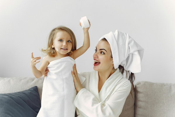 Soins hydratants enfants : le plaisir d'une peau douce et joyeuse